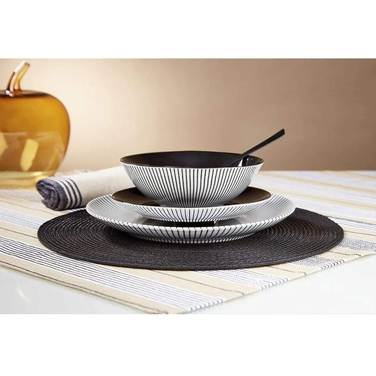 Assiette creuse rayure noire et blanche