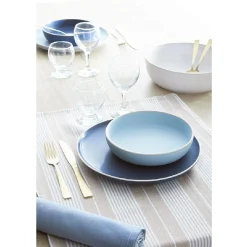 Assiette plate en faïence bleu avec liseré blanc