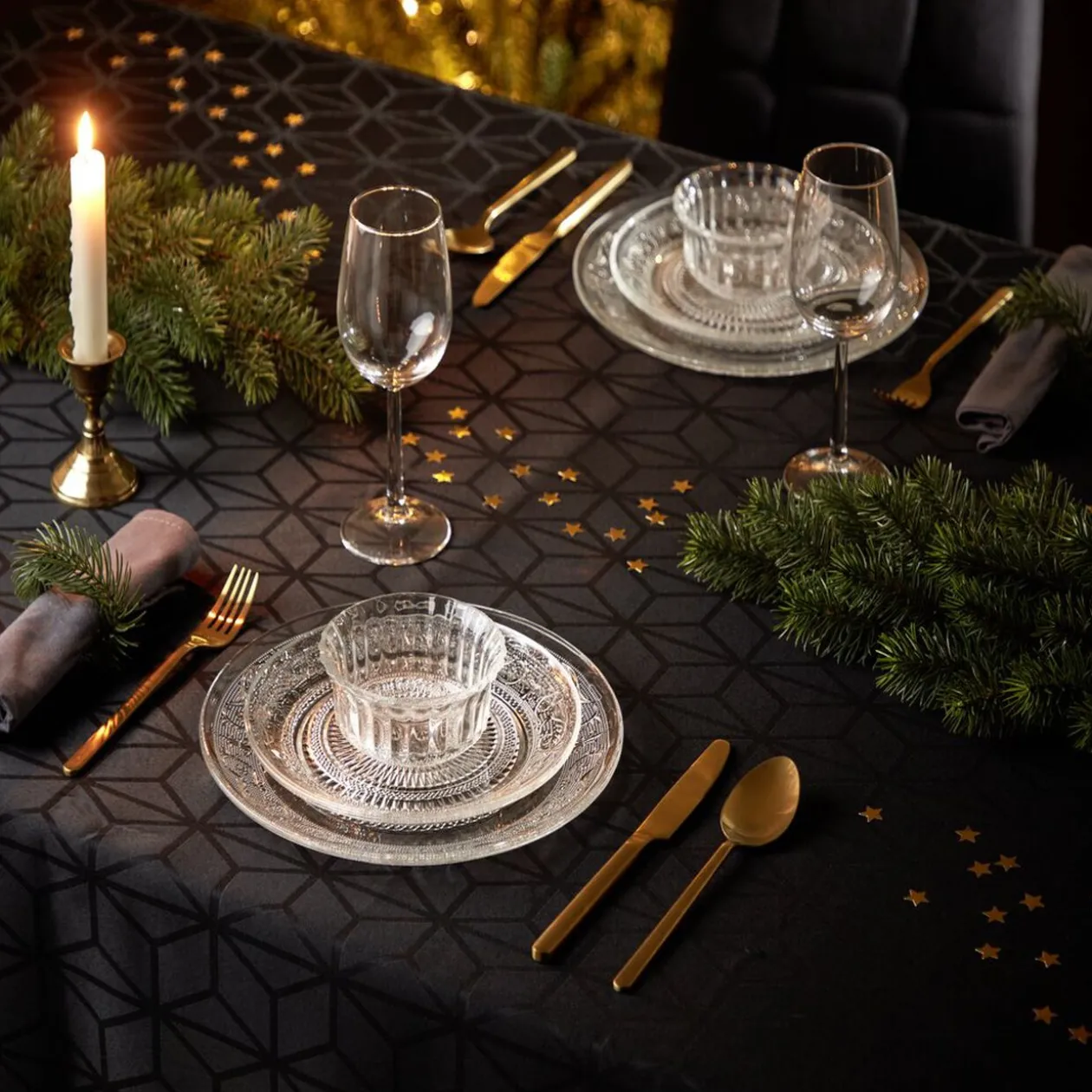 Assiette plate ronde transparente ciselée