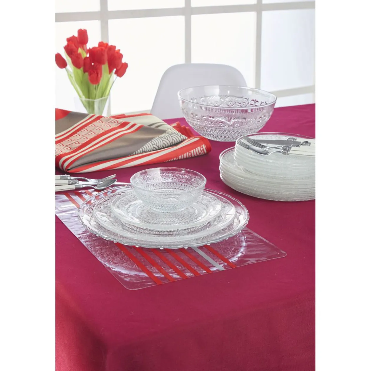 Assiette plate ronde transparente ciselée