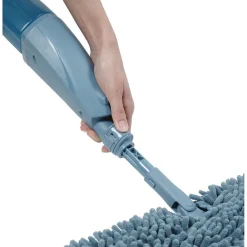 Balai avec réservoir spray intégré et manche flexible