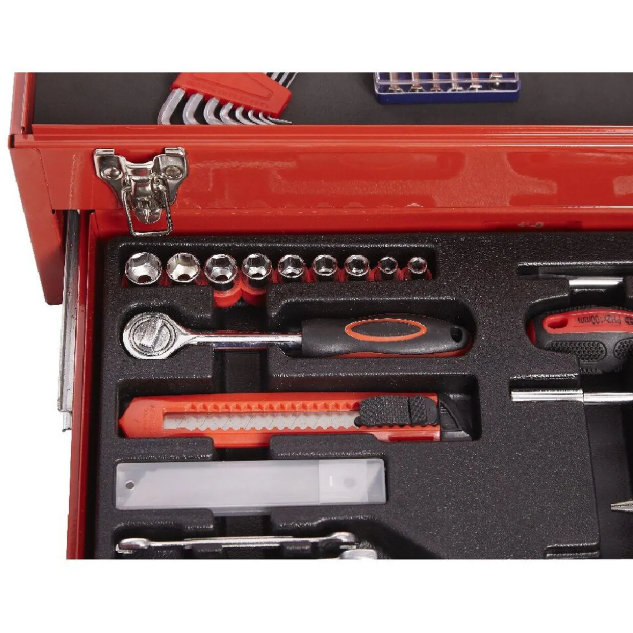 Boîte à outils et 83 pièces