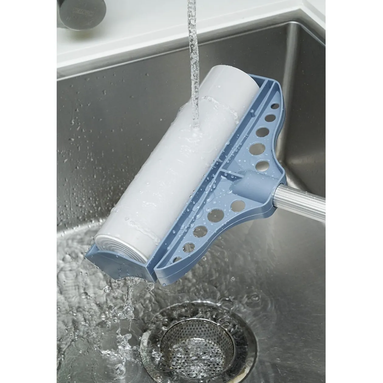 Brosse adhésive avec manche télescopique