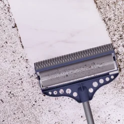 Brosse adhésive avec manche télescopique