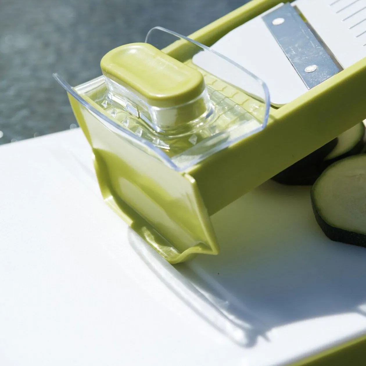 Mandoline et planche à découper 2 en 1