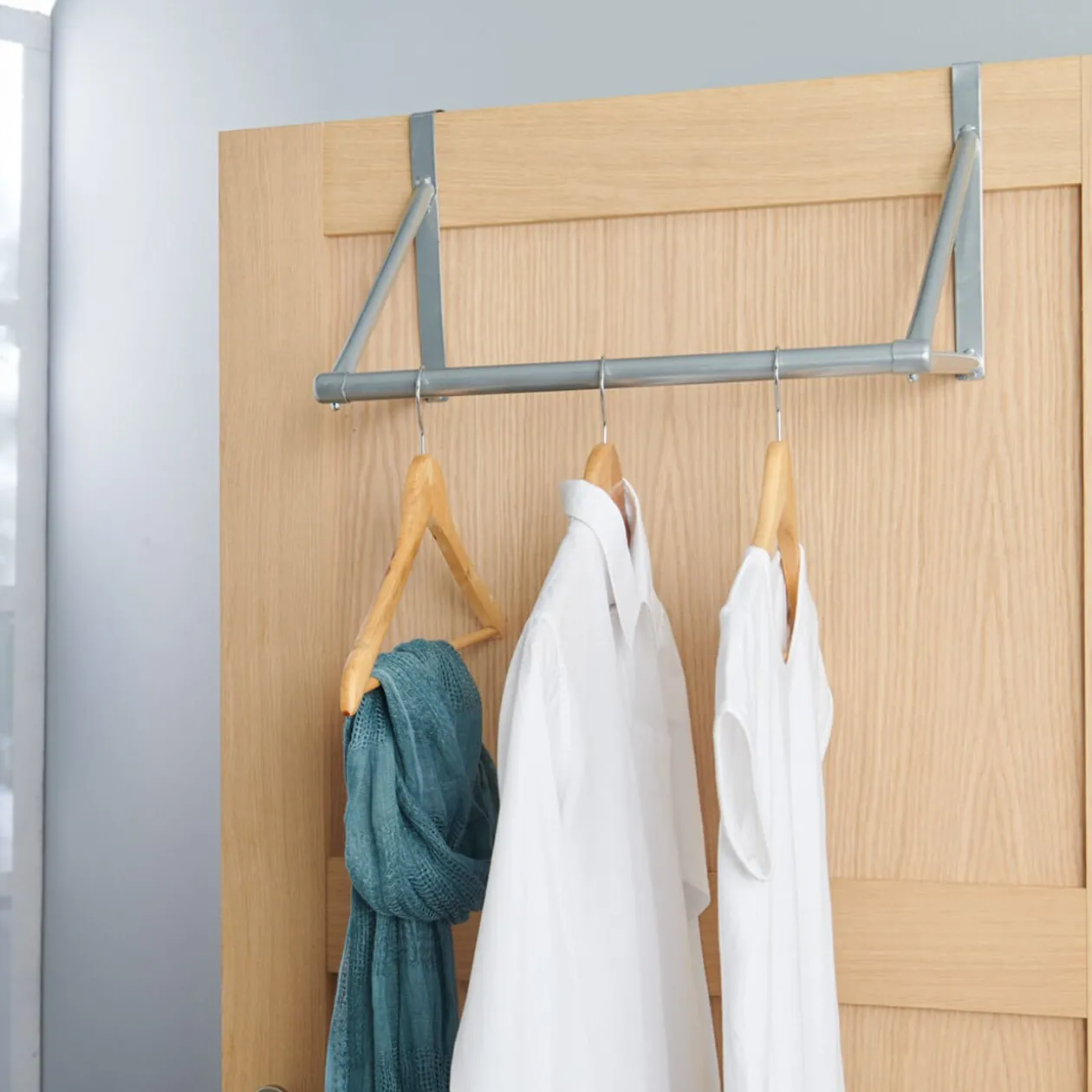 Patère porte-cintres gris en métal