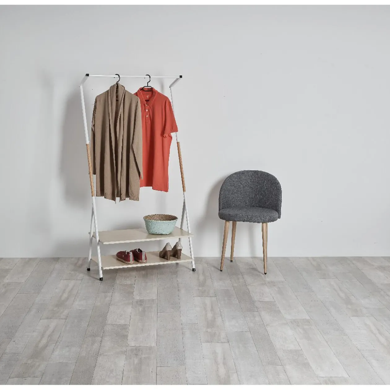 Portant blanc avec 2 étagères en bois