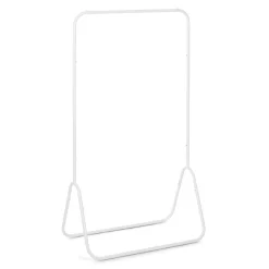 Portant vêtement simple blanc