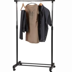 Portant vêtements noir