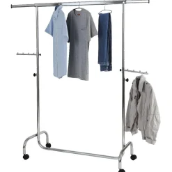 Portant vêtements simple