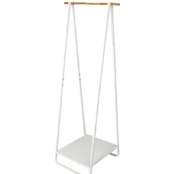 Portant vêtements simple