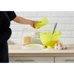 Saladier avec couvercle et verre doseur